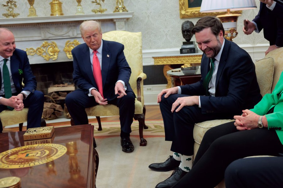 Trump, surprins de șosetele lui JD Vance, s-a oprit brusc din vorbit în cadrul unei discuții din Biroul Oval: „Încerc să rămân concentrat”