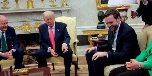 Donald Trump râde de șosetele lui JD Vance FOTO GettyImages 2204748795 jpg