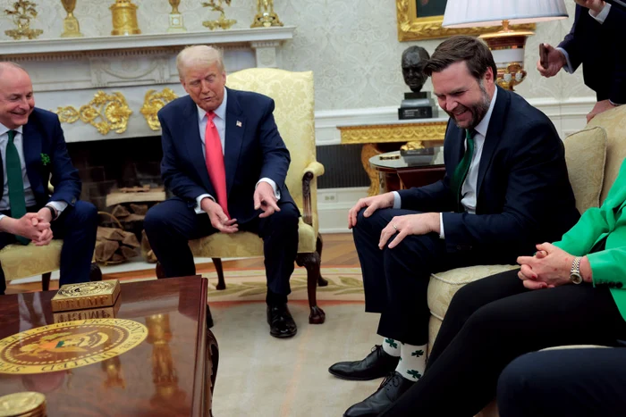 Donald Trump a râs de şosetele cu trifoi purtate de JD Vance. Foto GettyImages