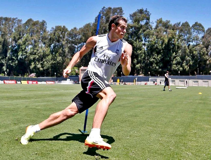 
    Nici la bustul gol pentru o reclamă, încordat şi photosopat la greu, Ronaldo n-are muşchii la fel de mari şi de tari ca ai lui Bale  