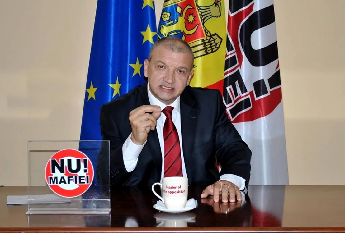 Sergiu Mocanu în cadrul uneia din emisiunile sale de pe YouTube.