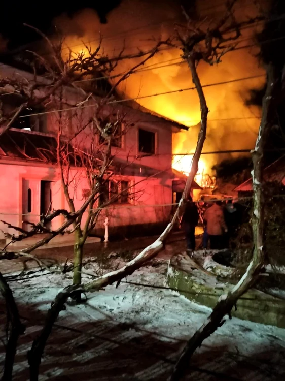 Incendiul a afectat mai multe construcţii din curtea gospodăriei FOTO ISU Neamţ