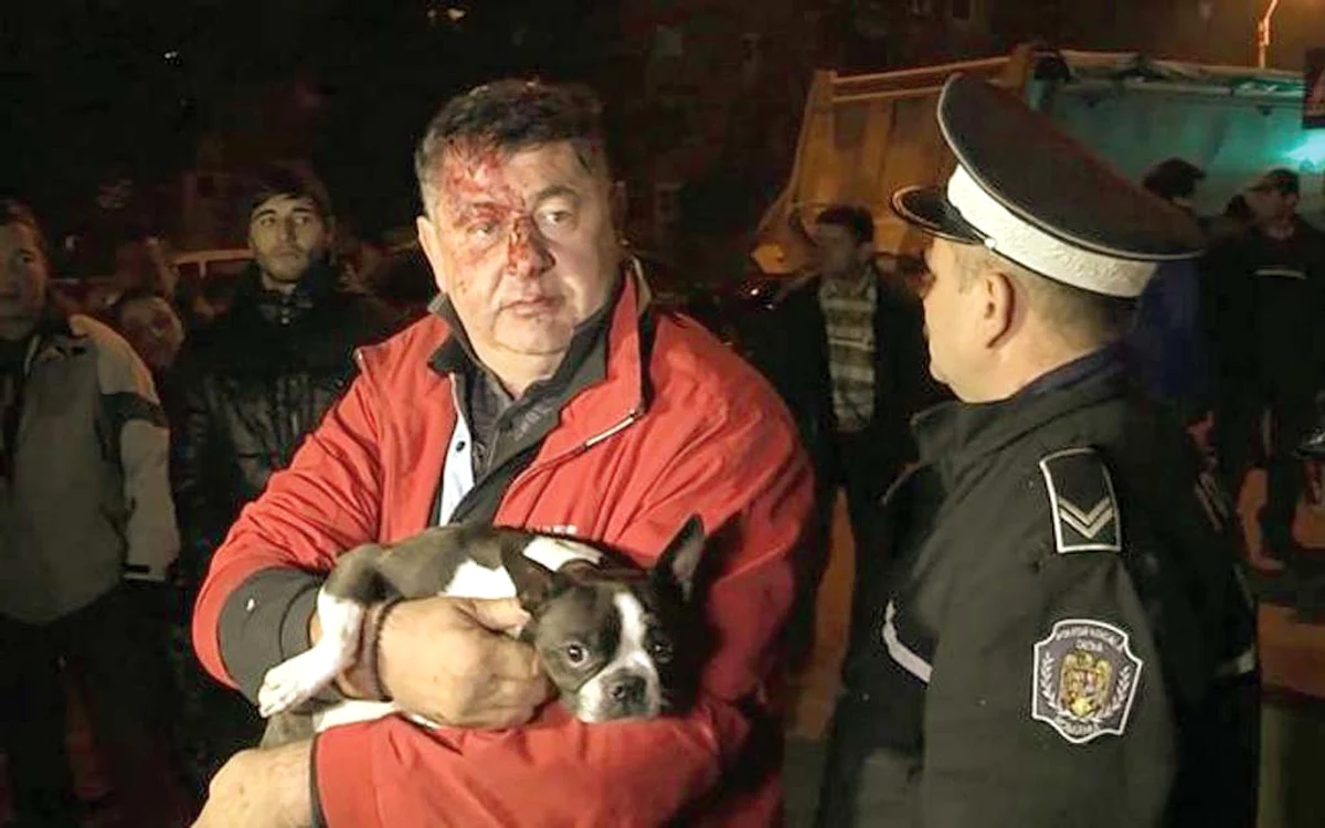 
    Deputatul Mircia Muntean  şi-a ţinut tot timpul câinele în braţe Foto: Hunedoara TV  