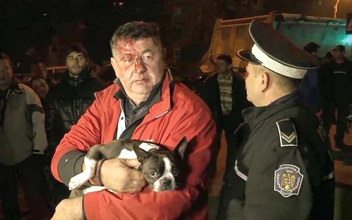 Deputatul Mircia Muntean şi-a ţinut tot timpul câinele în braţe Foto: Hunedoara TV