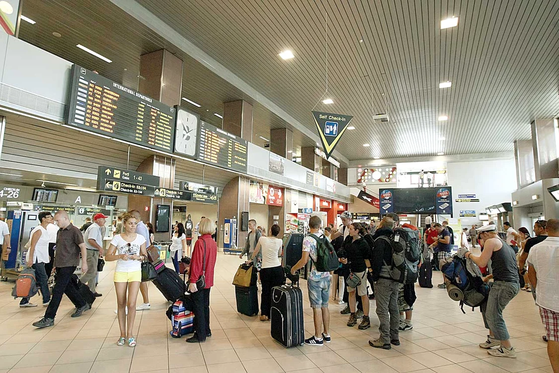 Terminalul Plecări era plin ieri, cu pasageri care urmau să se îmbarce