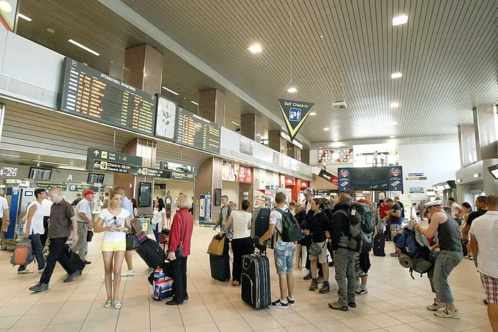Terminalul Plecări era plin ieri, cu pasageri care urmau să se îmbarce