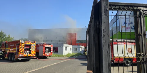Incendiu Hala popesti Leordeni   Foto ISU BUcuresti Ilfov jpeg