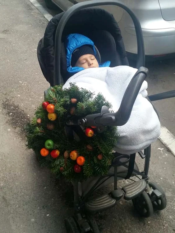 Dana Rogoz a agăţat de cărucior o coroniţă de brad