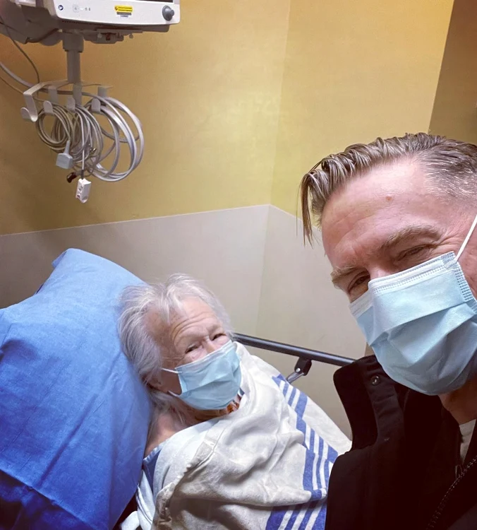 
    Bryan Adams, 61 de ani, și-a vizitat mama de peste 85 de ani, la spitalfoto: Instagram  