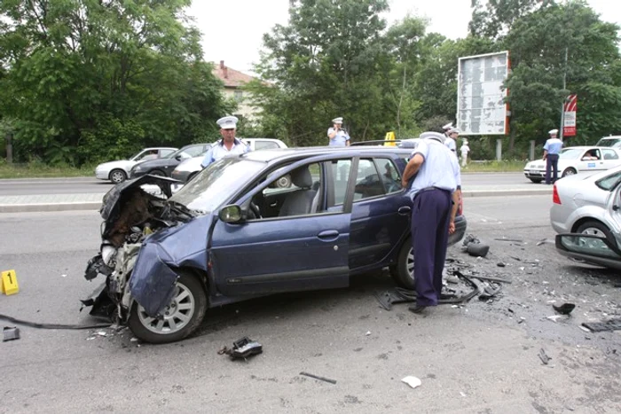 
    Şoferul autoturismului a decedat pe loc (foto: Arhivă Click!)  