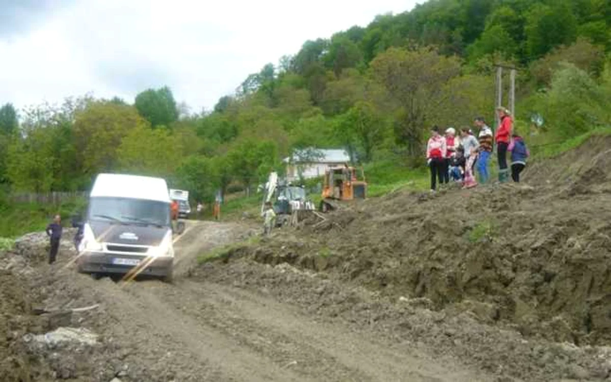 Alunecările de teren de la Jitia au distrus drumul naţional