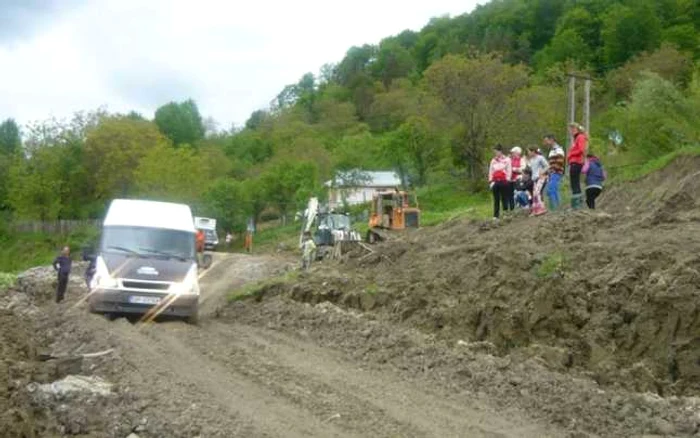 Alunecările de teren de la Jitia au distrus drumul naţional