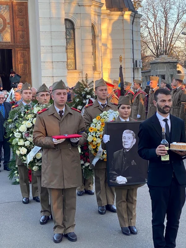 Mitică Popescu a fost înmormântat cu onoruri militare la Cimitirul Bellu din București. FOTO Blitz