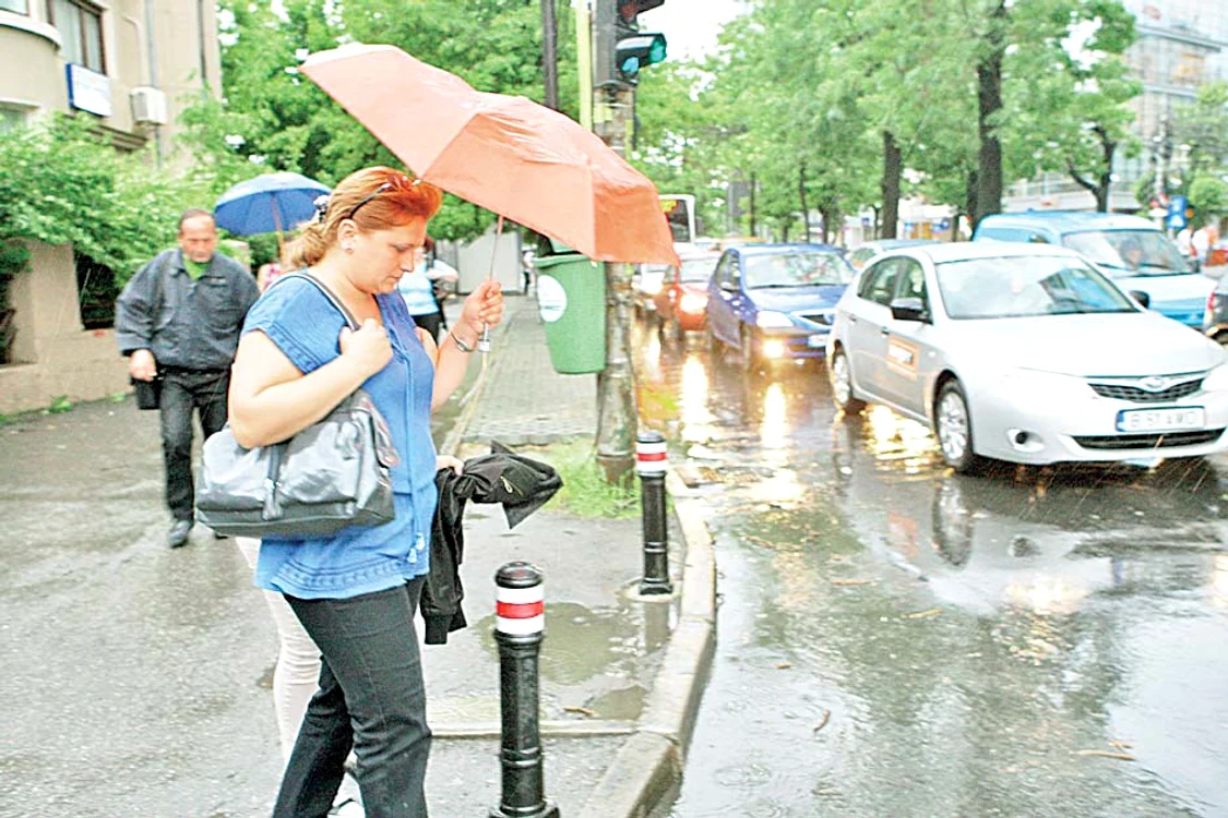 
    Nu vă uitaţi  umbrela când  plecaţi de acasă  în aceste zile  