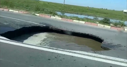 Un crater uriaș a apărut pe drumul județean DJ226, între localitățile Năvodari și Lumina / foto: captură video