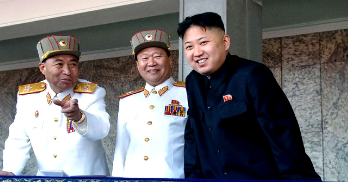 Ri Yong-ho (stânga) și liderul Kim Jong-un (dreapta) FOTO: Business Week