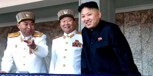 Ri Yong-ho (stânga) și liderul Kim Jong-un (dreapta)