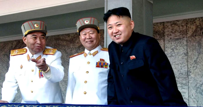 Ri Yong-ho (stânga) și liderul Kim Jong-un (dreapta) FOTO: Business Week