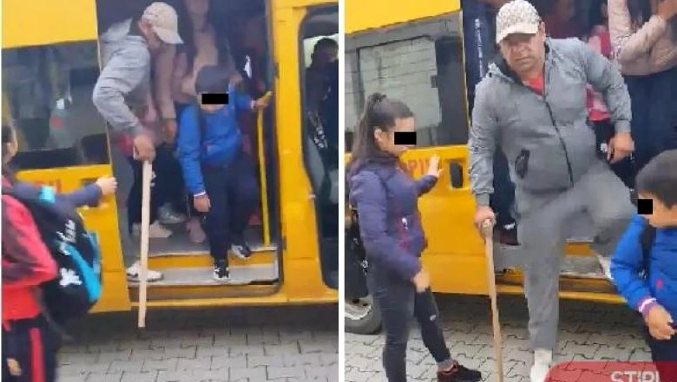 Bărbatul este filmat cum coboară din microbuz, tacticos, cu toporul în mână, printre copii Sursa foto: digi24.ro