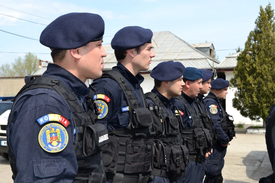 Pentru creşterea gradului de siguranţă al cetăţenilor, în luna aprilie, jandarmii dâmboviţeni au desfăşurat misiuni independent şi în cooperare cu Poliţia