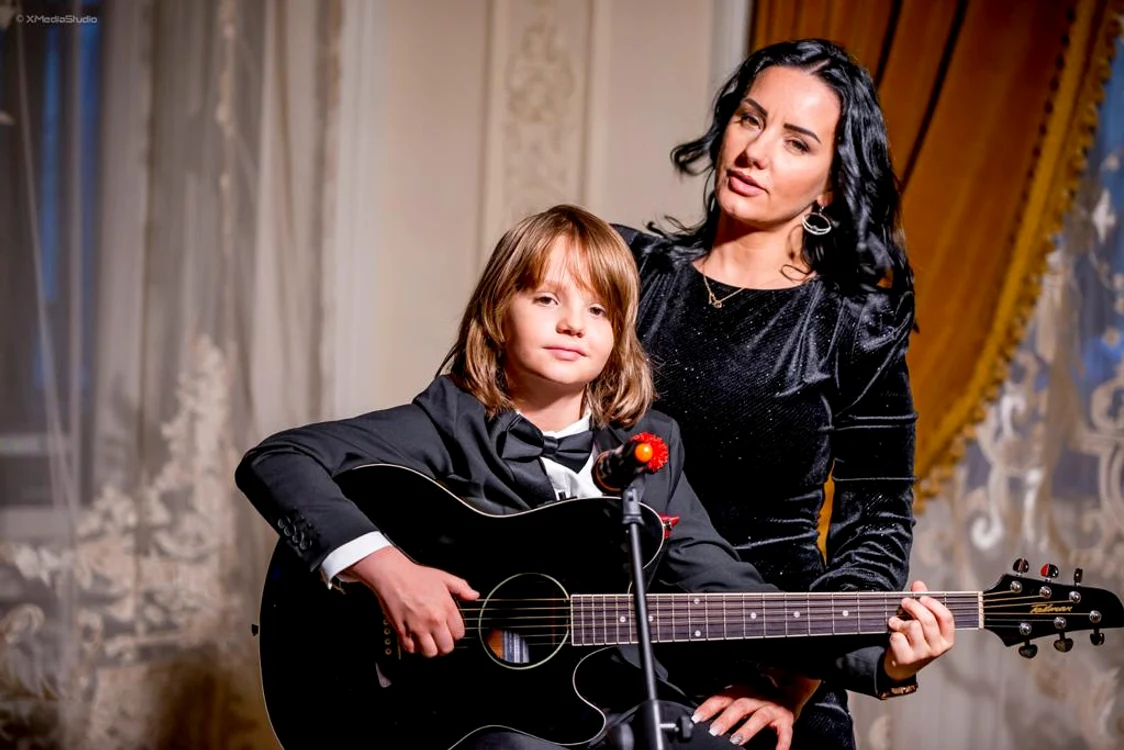 
    David Dobricu i-a făcut mamei sale o surpriză muzicalăfoto: Facebook  