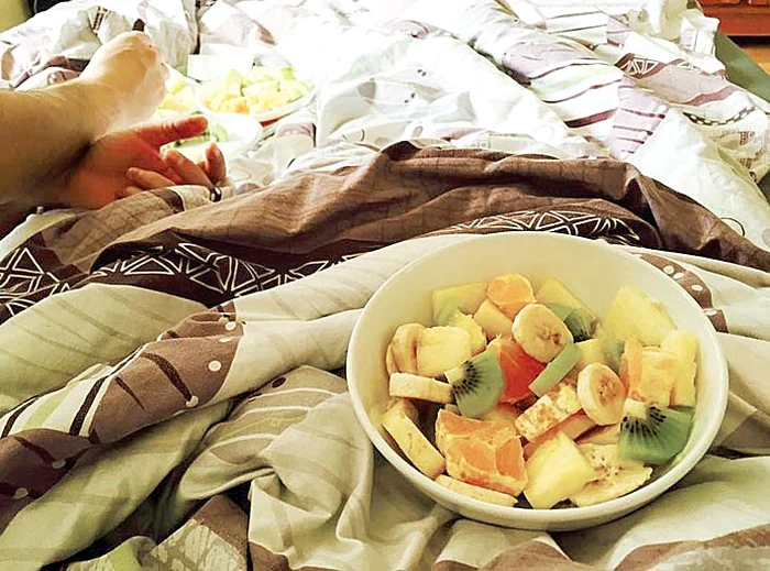 Iubitul o mai răsfaţă  cu micul dejun la pat