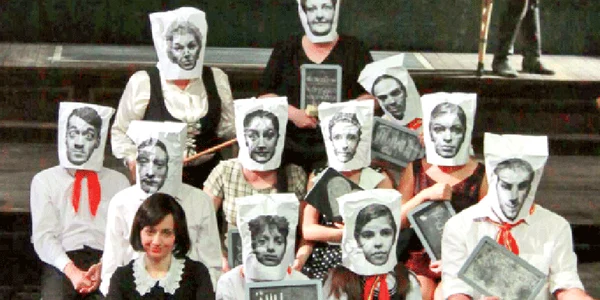 Imagine din spectacolul „Ţinuturile joase“,  al Teatrului German de Stat  