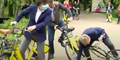 Nicusor Dan şi Tanczos Barna pe biciclete captura