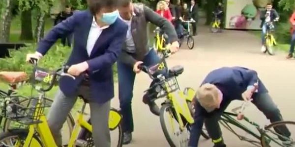 Nicusor Dan şi Tanczos Barna pe biciclete captura