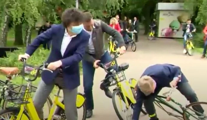 Nicusor Dan şi Tanczos Barna pe biciclete captura