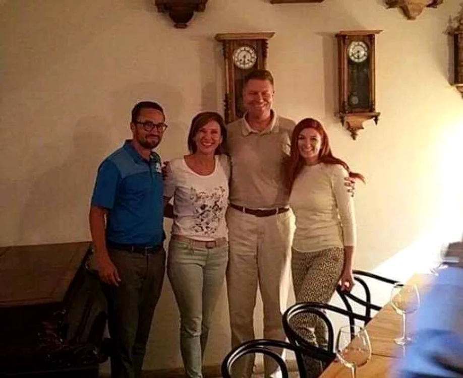 Preşedintele, Klaus Iohannis şi-a făcut poze într-un restaurant clujean. FOTO: Casa Boema