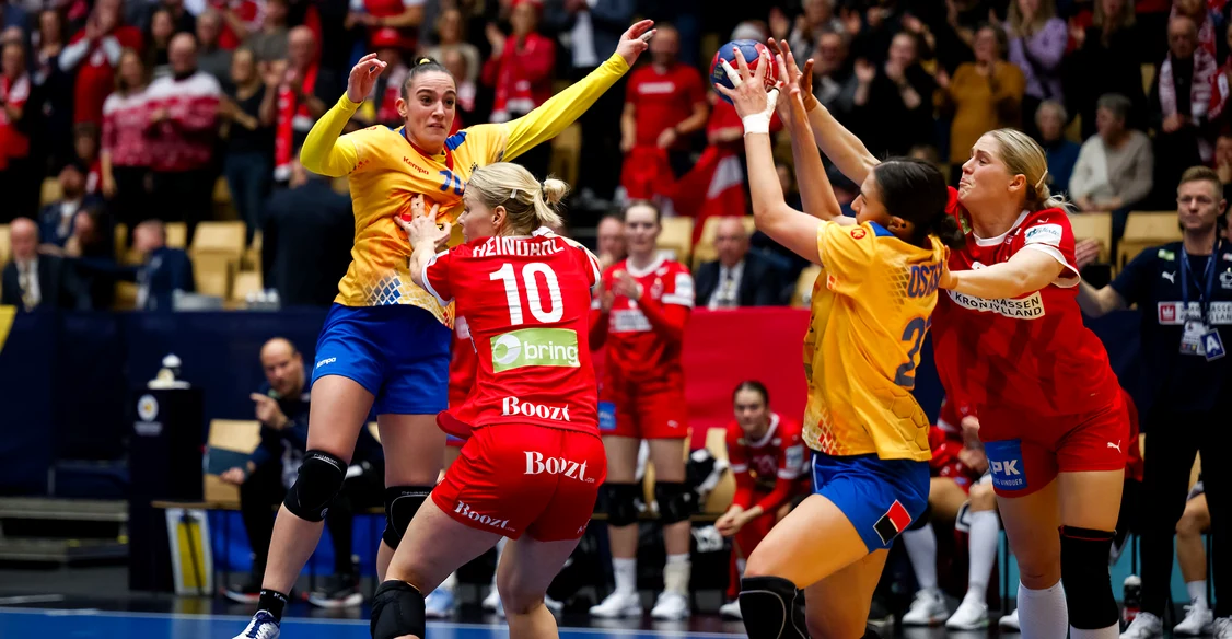 Danemarca a trecut de România în grupa principală. Foto Sasa Pahic Szabo / Kolektiff / IHF
