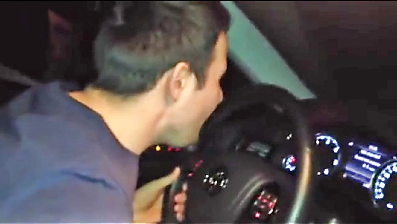Robert se răsteşte la robotul maşinii