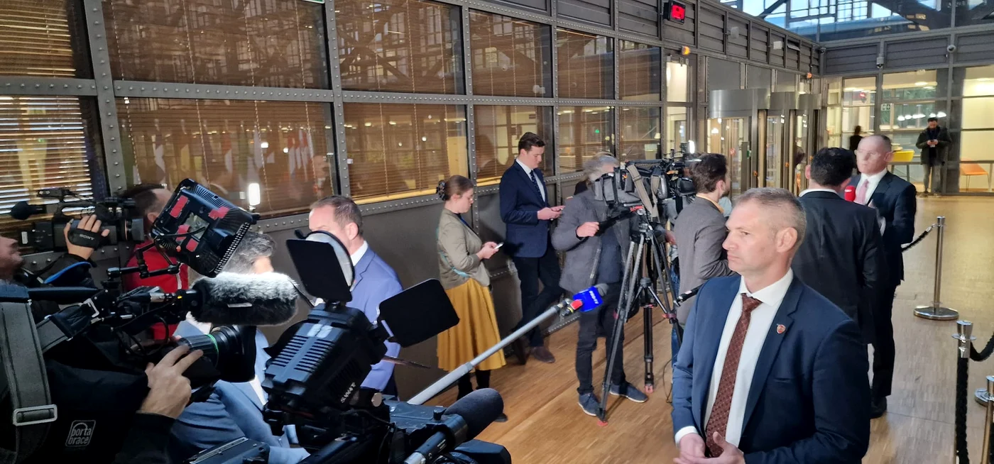 Karner respinge jurnaliștii români în timpul declarațiilor de presă FOTO Facebook 