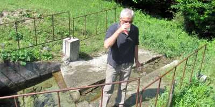 Iosif Şimon, proprietarul izvorului pe care se află izvorul, susţine că apa are calităţi binefăcătoare.