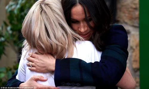 meghan imbratisare jpeg