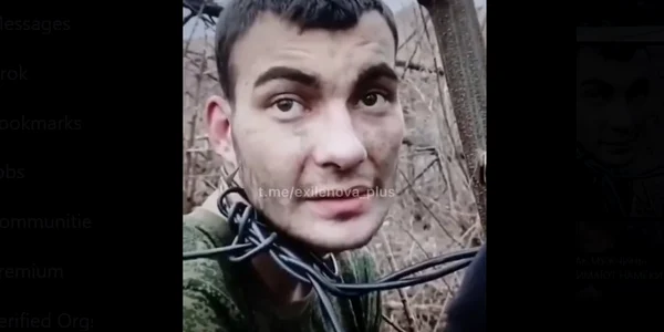 soldat rus legat de copac FOTO X