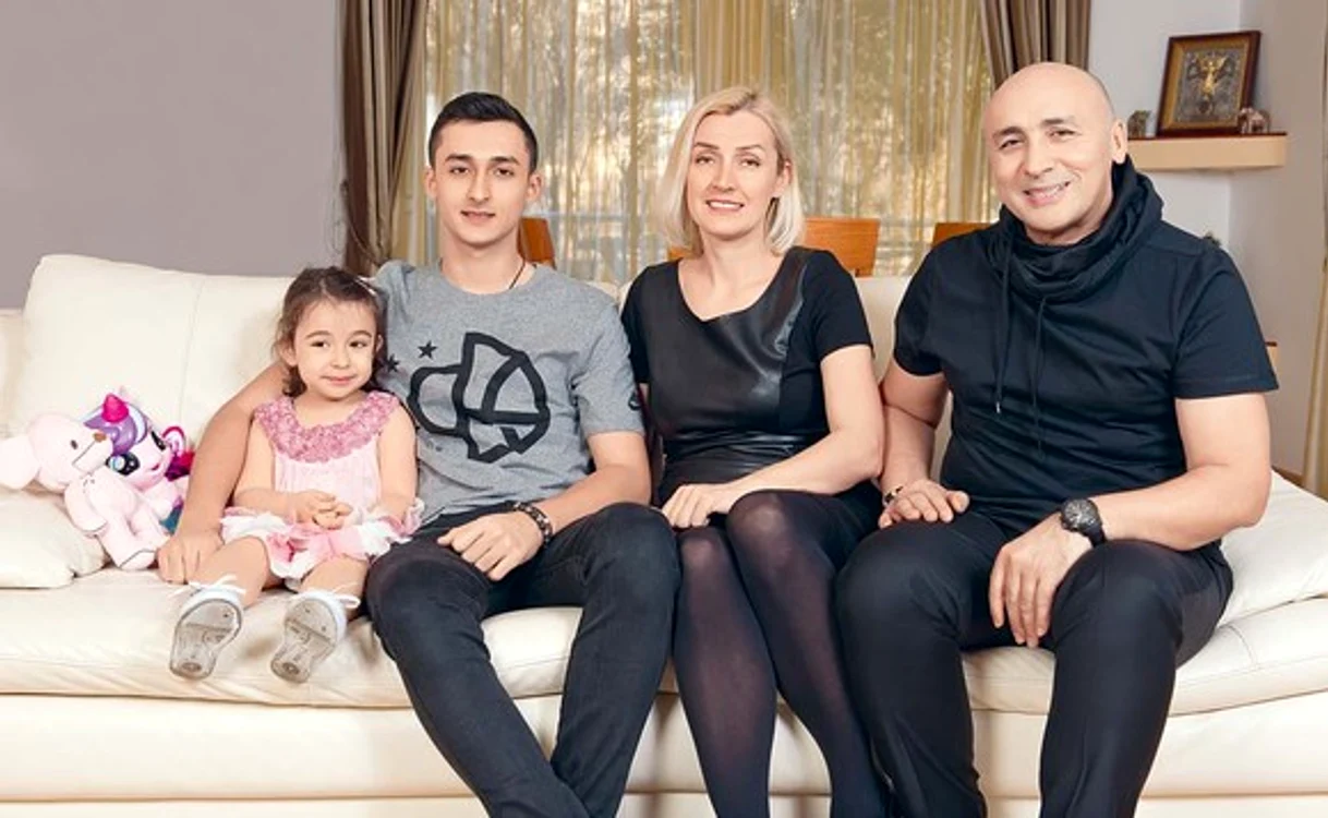 
    Iuvenalia are o colecție impresionantă de rochițe pentru scenă  