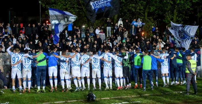 Sărbătoare la Corvinul, după ce hunedorenii au trecut de CFR Cluj. Foto Facebook