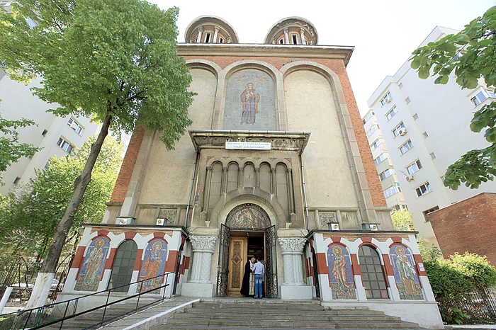 Grilaje la uşa de la intrare