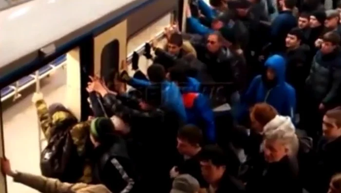 
    Călătorii s-au mobilizat pentru a ajuta biata femeie să se eliberezecaptură: YouTube  