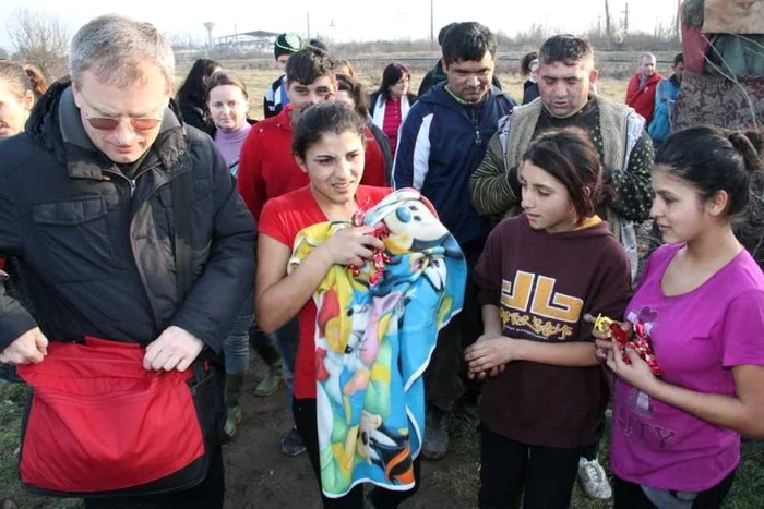 Ajutoare pentru familiile ce-si duc traiul la groapa de gunoi