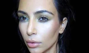 Kim își scoate sânii imenși la înaintare jpeg