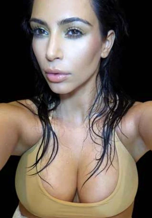Kim își scoate sânii imenși la înaintare