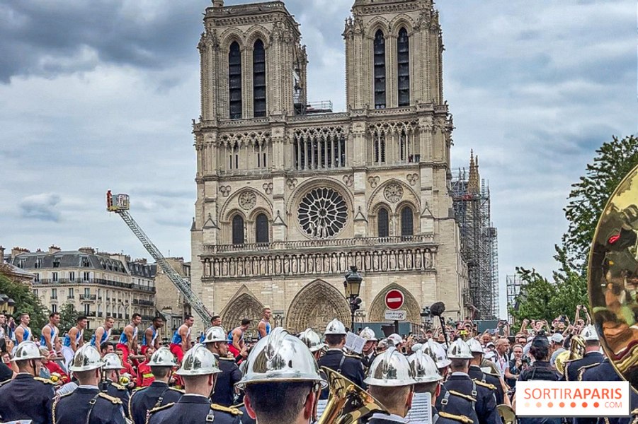 Oficialități din întreaga lume au venit să admire restaurarea magnifică a Catedralei Notre-Dame din Paris, dar Franța se prăbușește lovită de greve și datorii