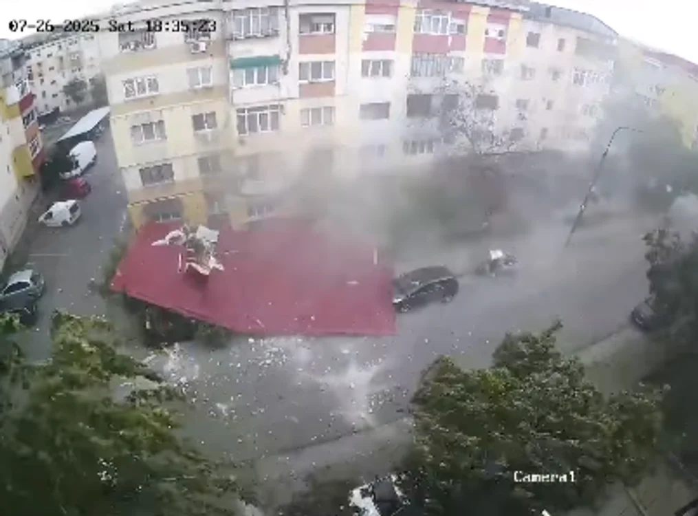 Acoperișul a avuns pe carosabil. FOTO captură