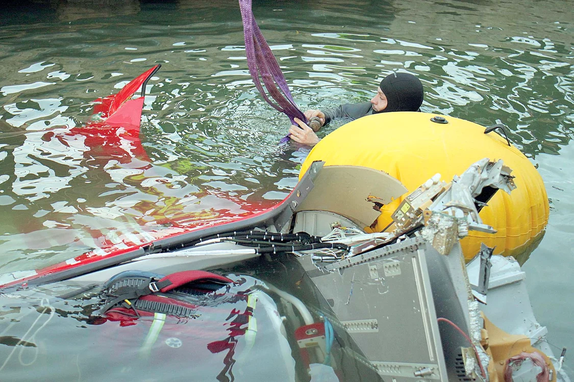 Epava elicopterului a fost scoasă din lac a doua zi