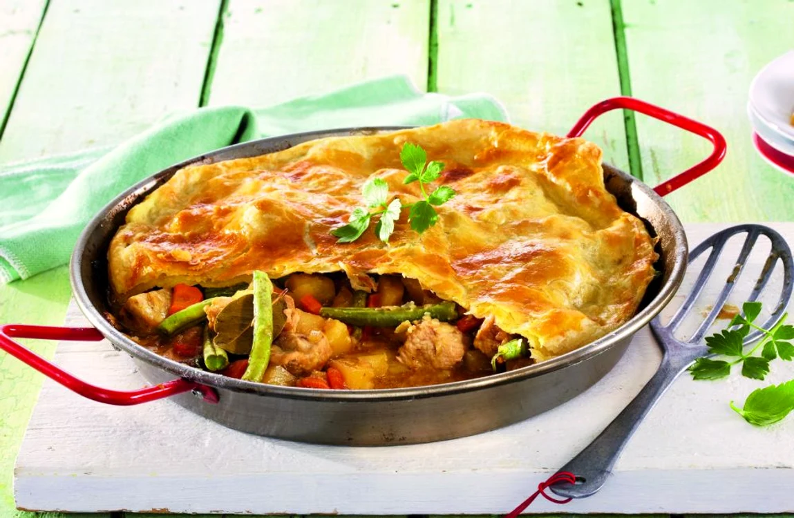 tocana de carne si legume in aluat jpeg