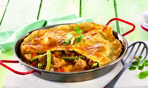 tocana de carne si legume in aluat jpeg