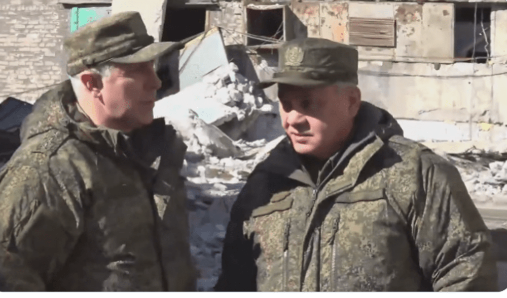 Şoigu, vizită  printre ruine pe frontul din Donețk VIDEO